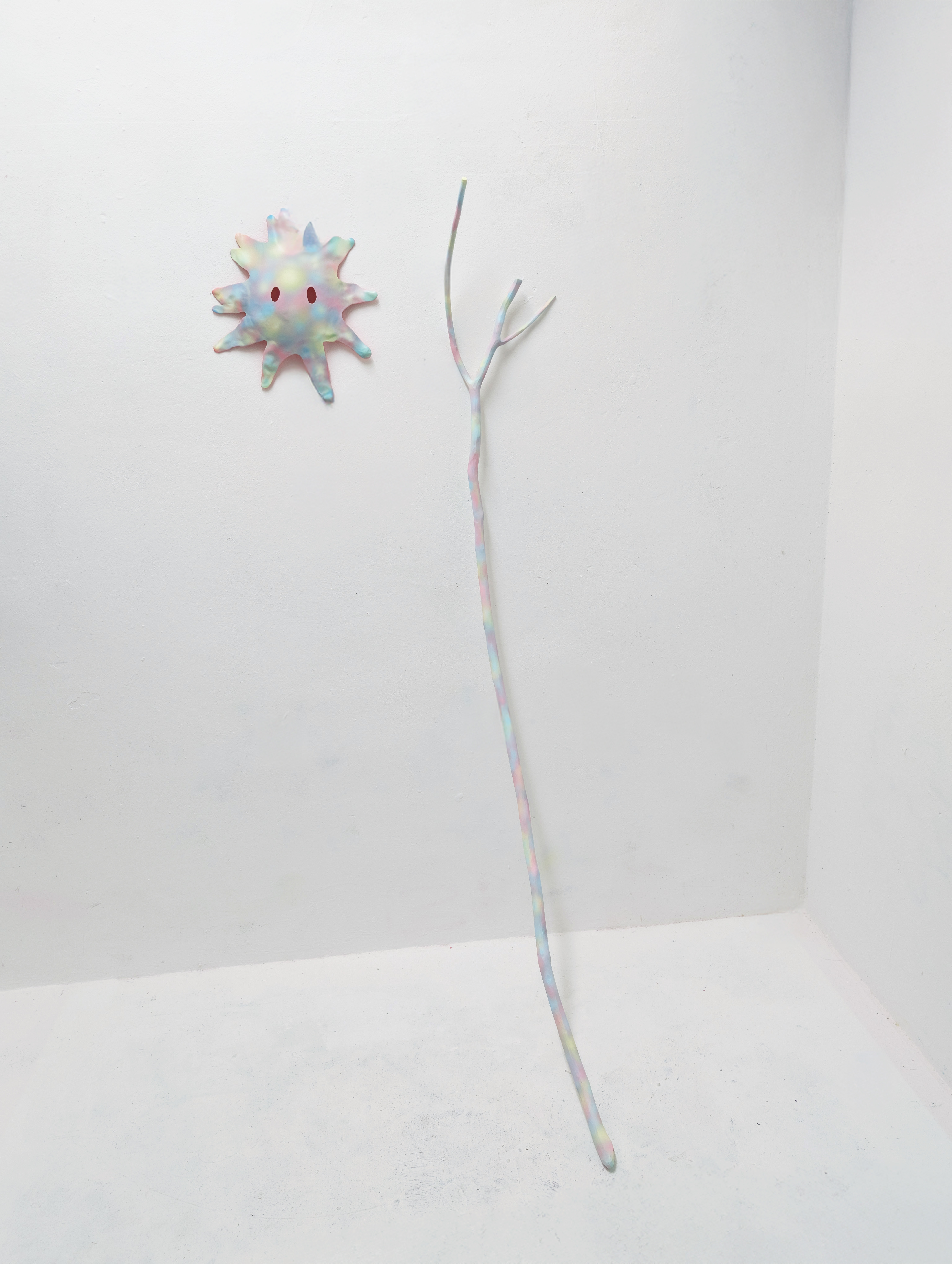 Tejzt — geschmolzene krone GK-HT-Z12-E4-I3-A2-M0-YY25 & ypsilon‑rute, acrylic thermoplastic and wood wall piece with branching Y-rod, pastel gradient, installation view, 2025