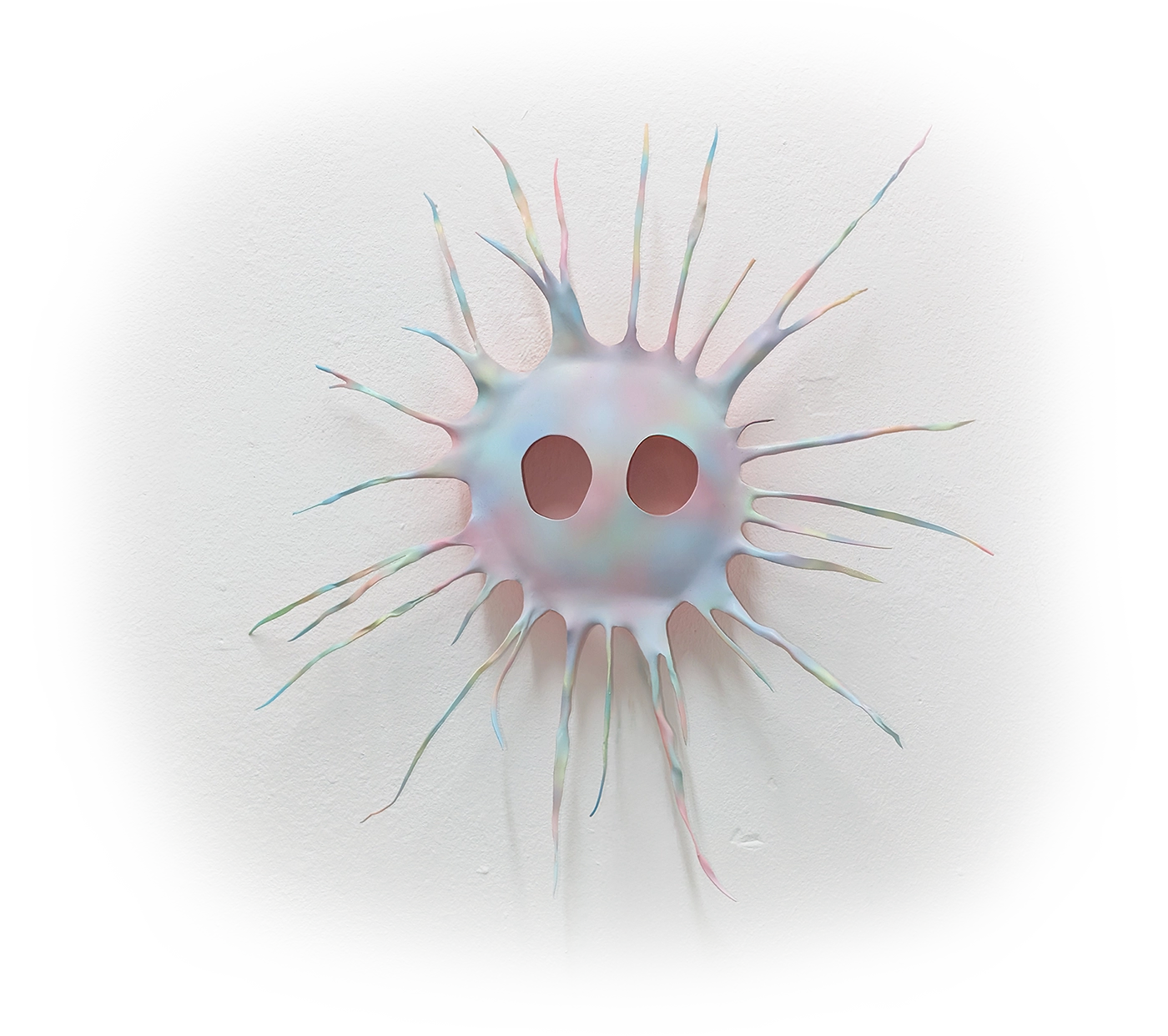 Tejzt – Geschmolzene Maske Nr. 2, pastellfarbene Skulptur zwischen Maske und Organismus, experimentelle Installation, 2025