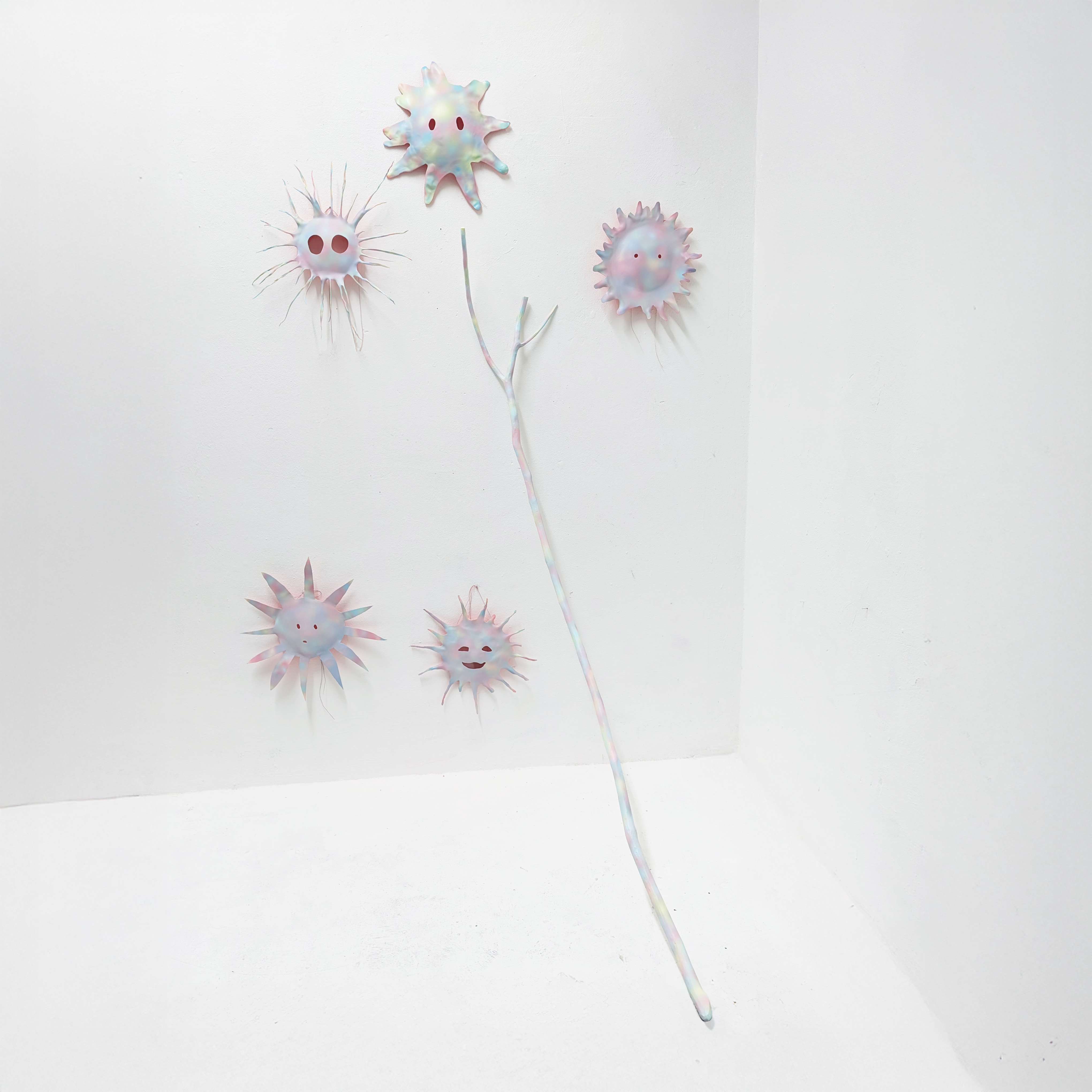 Tejzt – Geschmolzene Kronen, thermoplastische Skulpturen und Maskeninstallation in pastellfarbener Rauminszenierung, 2025